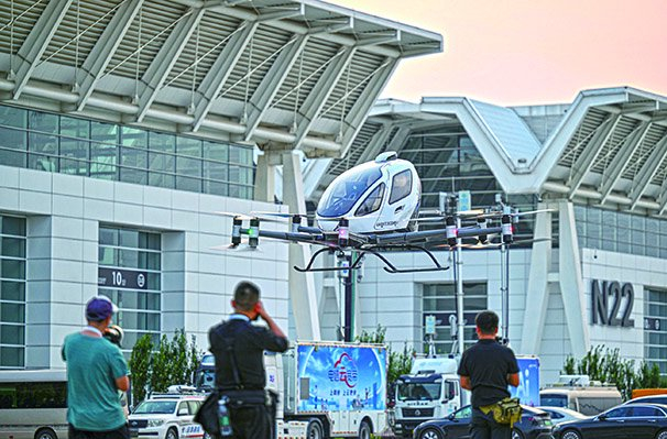 六月十九日，亿航智能的低空飞行器在国家会展中心（天津）进行飞行表演。