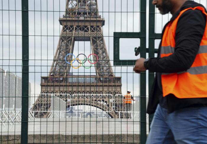 ▲埃菲尔铁塔关闭参观为奥运开幕做准备。图据视觉中国
