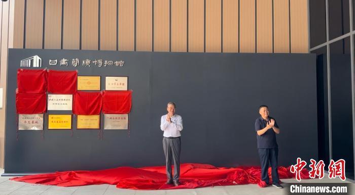 2024年7月15日，中国博物馆协会理事长刘曙光为甘肃简牍博物馆“国家一级博物馆”揭牌。高莹 摄