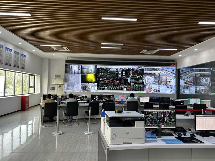 图为生活垃圾发电厂中控室。王迟摄