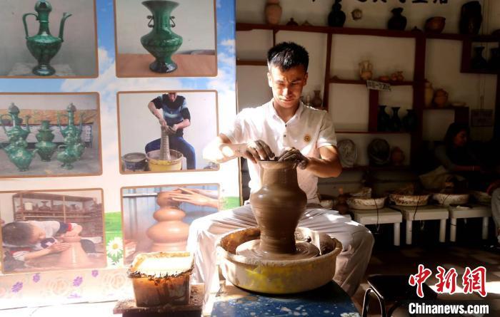近日，阿卜杜色塔·喀迪尔在自家土陶加工坊里制作土陶。　陶拴科 摄