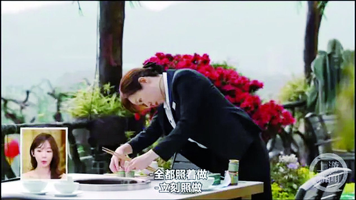     廉惠兰在火锅店为顾客服务 视频截图