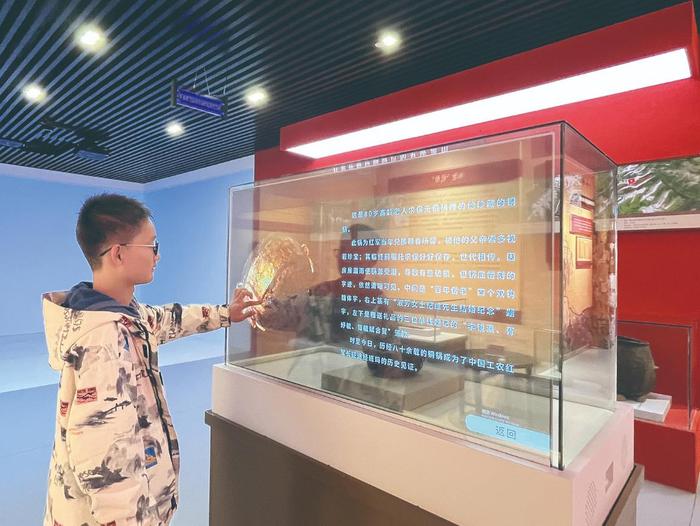游客正在红军沟纪念馆内观看文物介绍。李永波 摄