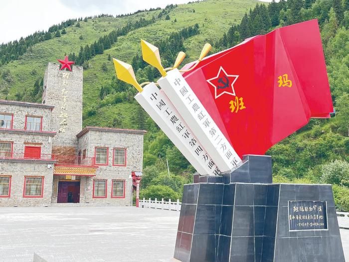 班玛红军沟景区内的红旗雕塑。李永波 摄