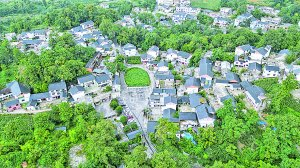 　　鸟瞰龙山村。 贵阳日报融媒体记者 石照昌 摄