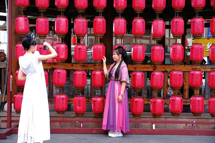     ▲在相思小镇，不少游客着汉服旅拍