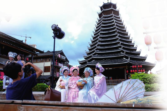     ▲在相思小镇，不少游客着汉服旅拍