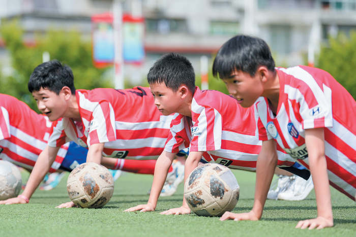 马安镇中心小学足球队员进行体能训练。