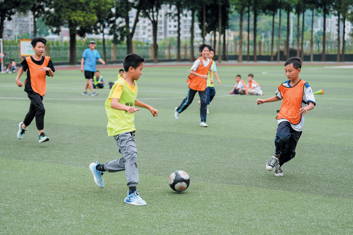 观音镇中心小学举办班级足球对抗赛。
