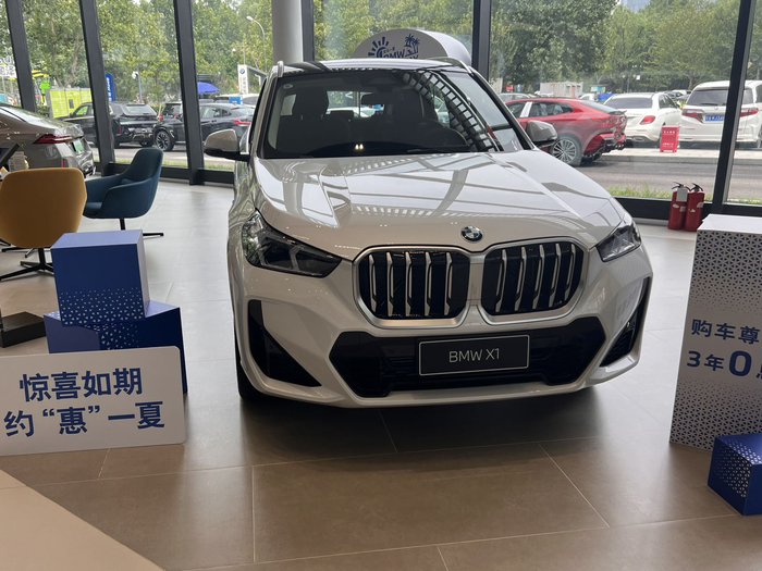 BMW X1展车旁放置有3年0息的宣传标识（时代周报记者拍摄）