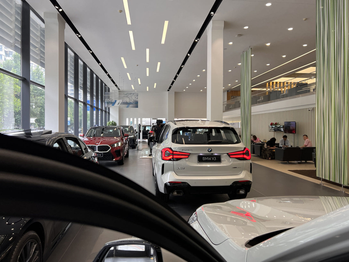北京某宝马经销商门店内，多组消费者正在看车（时代周报记者拍摄）