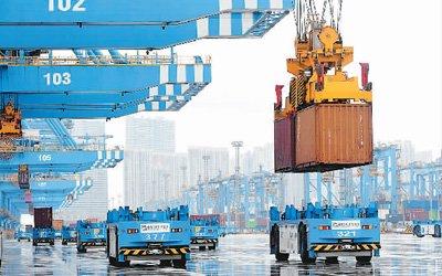 七月七日，山东港口青岛港自动化码头，货轮在装卸外贸集装箱。俞方平摄（人民视觉）
