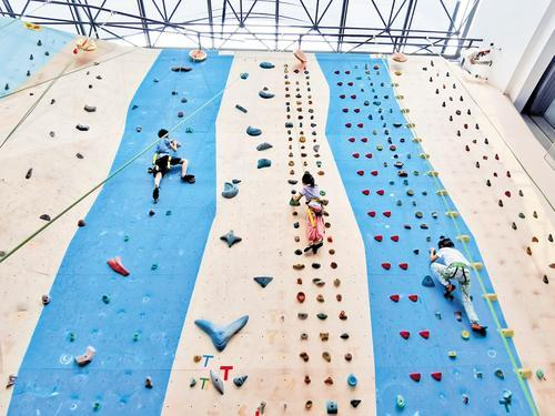     7月13日，在邯郸市邯山区摩垒运动体验馆，多名青少年正在体验攀岩运动的乐趣。 本报记者 张 镜摄