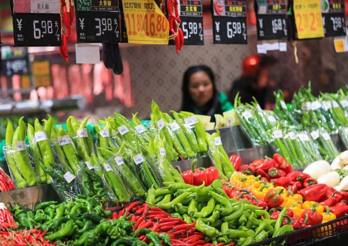   3月9日，消费者在贵州省从江县一家超市选购蔬菜。新华社发（罗京来摄）