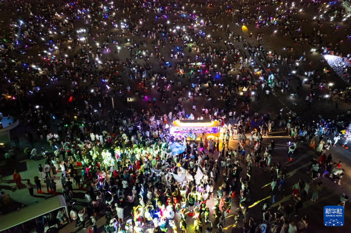   7月15日晚，游客在敦煌鸣沙山月牙泉景区参加万人星空演唱会（无人机照片）。新华社记者 郎兵兵 摄