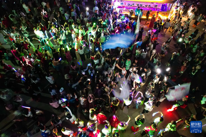   7月15日晚，游客在敦煌鸣沙山月牙泉景区参加万人星空演唱会（无人机照片）。新华社记者 郎兵兵 摄