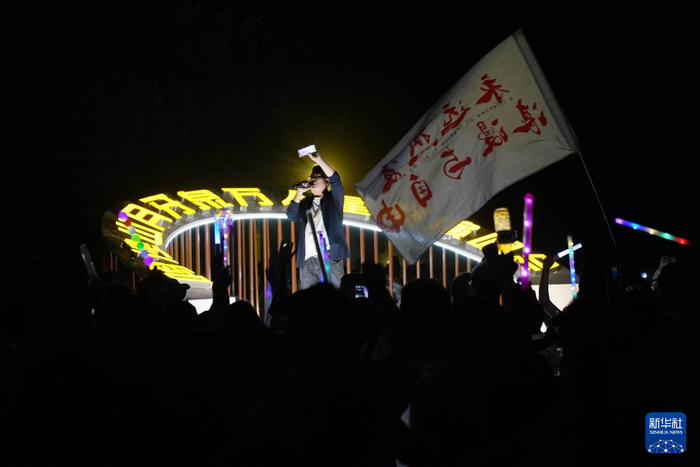   7月15日晚，敦煌鸣沙山月牙泉景区万人星空演唱会现场，主持人带领大家一起唱歌。新华社记者 马宁 摄