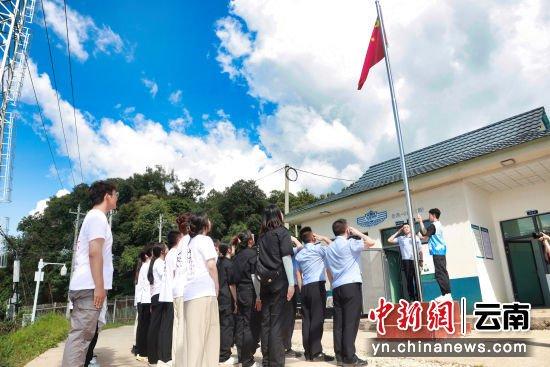 图为大学师生和戍边民警共同举行升旗仪式。玉祥 摄