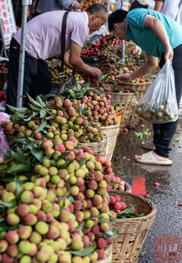 消费者正在选购荔枝。