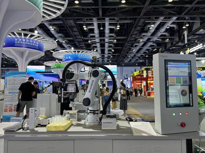   7月15日，在北京科博会上，企业展出的液体自动精准称重机器人。新华社记者 阳娜 摄