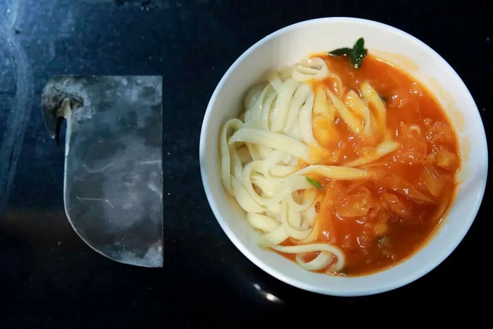 ▲山西，做刀削面共有3种工具，这只是其中之一（张雷 摄）