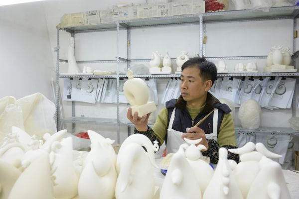 彭成雄在制作生肖瓷 德化县融媒体中心供图