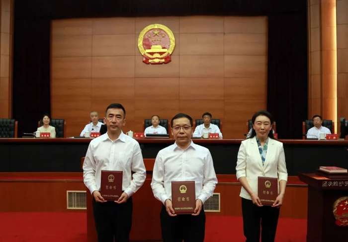 杨淑鹏（中）等获颁任命书。图源：哈尔滨人大