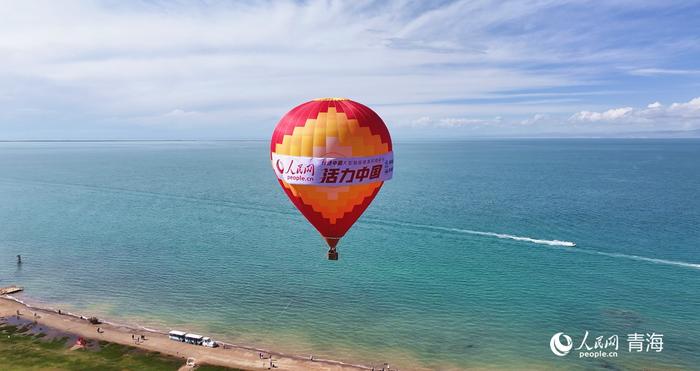 青海湖景区新增的热气球体验项目。人民网记者 马天翼摄