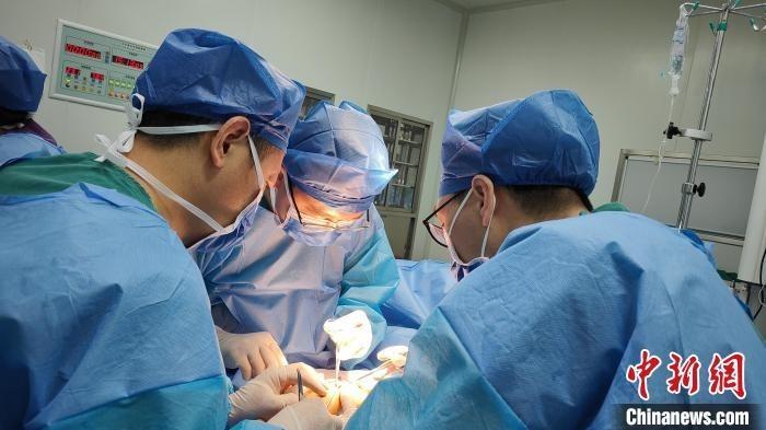 医护人员正在为患者实施手术。原平市第一人民医院供图