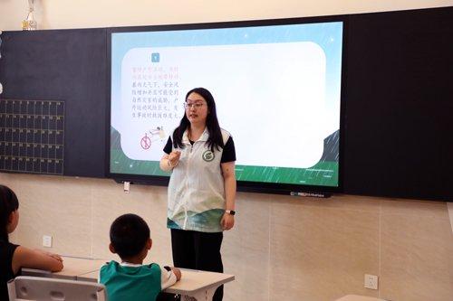 河北师范大学志愿者在教室里向同学们讲授课程