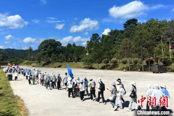 7月16日，在江西赣州于都县祁禄山镇金沙村，一群游客列队重走红军长征小道。吴鹏泉 摄