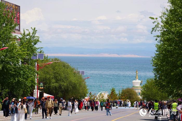 游客畅游青海湖景区。人民网记者 甘海琼摄