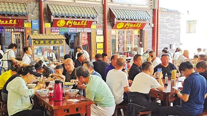     小吃店顾客盈门