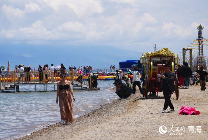 游客在湖边赏景拍照。人民网记者 甘海琼摄