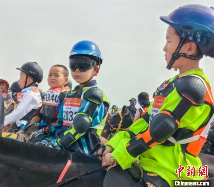 图为参加赛马比赛的小骑手们。黄志惠 摄