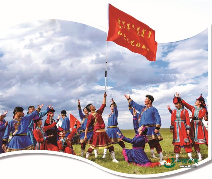 内蒙古锡林郭勒盟苏尼特右旗乌兰牧骑民兵分队为牧民演出现场。巴亚尔图 摄