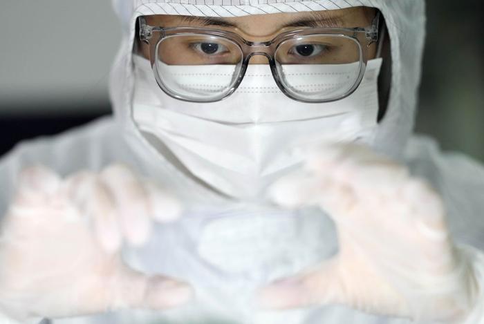   6月2日，工作人员在苏州光电技术研究院的微纳光学公共服务平台车间内检测材料。新华社记者 李尕 摄
