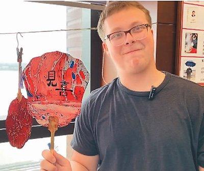 在杭州高级中学，美国青少年体验制作漆扇。