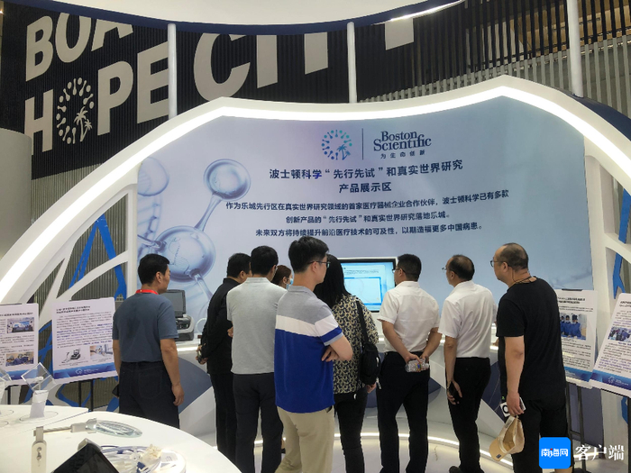 游客在乐城药械展上参观。记者 苏桂除 摄