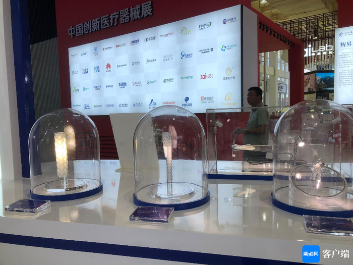 一款最新心脏起搏器亮相乐城药械展。记者 苏桂除 摄
