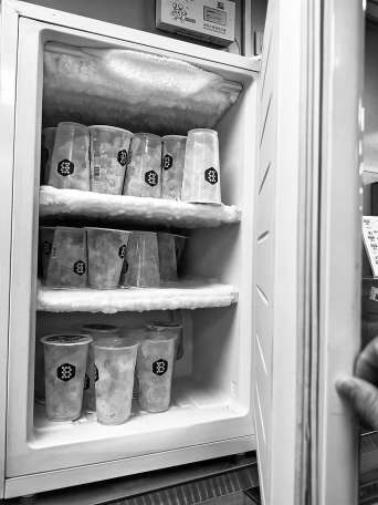 图二：便利店销售的冰杯。