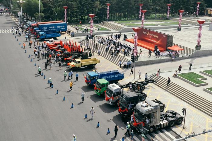 2023年6月26日，参观者在中国一汽厂区一号门前观赏展出的解放牌卡车。