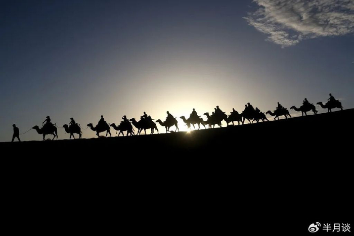 7月14日，游客在甘肃省敦煌市鸣沙山月牙泉景区游览。新华社发（张晓亮摄）