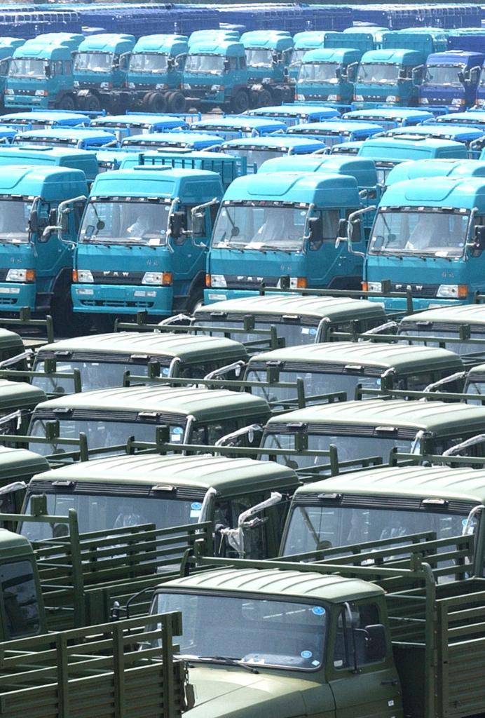 2003年7月13日，中国一汽等待外运的解放牌卡车。