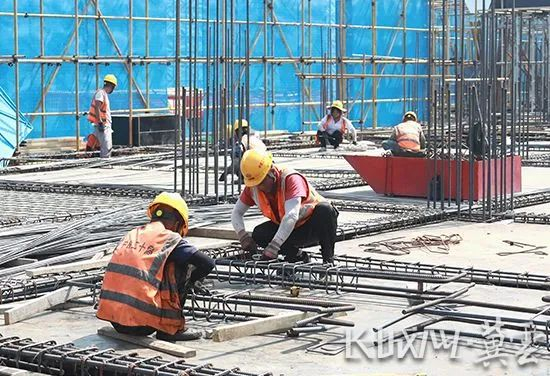 在北华航天工业学院固安校区项目建设现场，工人正在绑扎钢筋。长城网·冀云客户端通讯员 陈放 摄