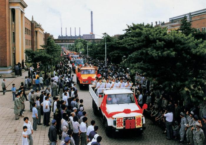 1986年7月15日，解放牌第二代卡车（CA141型）陆续下线。