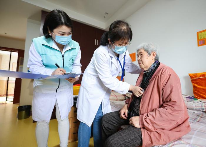 4月28日，在南京市江宁区禄口敬老院，医生为老人义诊。新华社发（苏阳摄）
