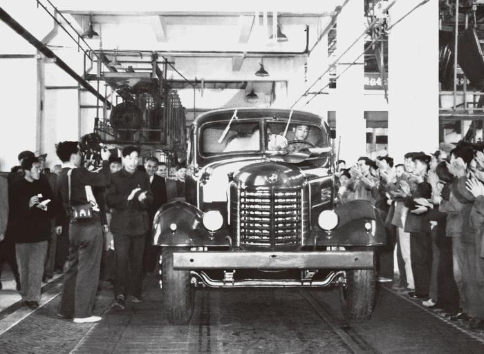 1956年7月13日，第一辆解放牌卡车驶下装配线。