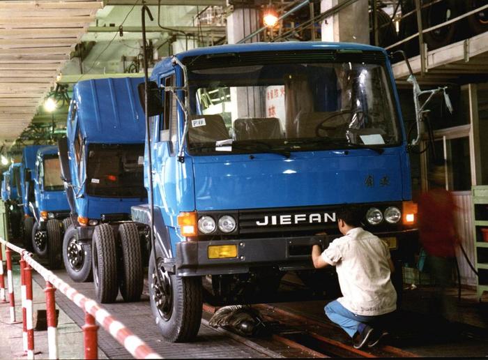 1995年，解放牌第三代产品6吨平头柴油车开始批量生产，工人在生产线上对车辆进行装配作业。
