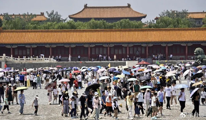 7月6日，游客在参观故宫博物院。新华社记者 李欣 摄